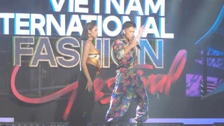 Trọng Hiếu vừa catwalk vừa hát, nhảy sexy cùng nữ dancer cực bốc tại fashion festival
