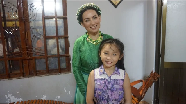 Nghi Đình Hát Tại Chùa Pháp Lạc Với Ca Khúc Hit Của Cô Phi Nhung - Nhớ Mẹ Lí Mồ Côi