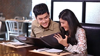 Bạn Trai Ăn Tiêu Bủn Xỉn Để Có Tiền Mua Cho Bạn Gái Đồ Hiệu
