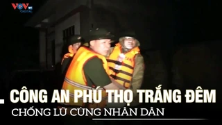 Công an Phú Thọ trắng đêm chống lũ cùng nhân dân | VOVTV