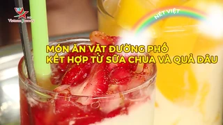 Món ăn vặt đường phố kết hợp từ sữa chua và quả dâu