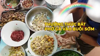 Thưởng thức bát phở gà vào buổi sớm