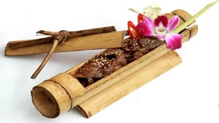 Độc đáo thịt bò nướng ống tre