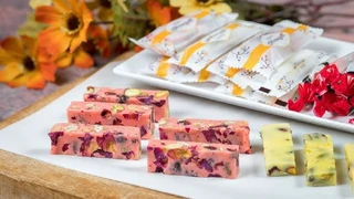 Thưởng thức kẹo Nougat hạt dinh dưỡng trong dịp tết