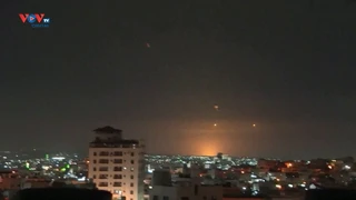 Iran tấn công tên lửa, đe dọa Israel sẽ đối mặt hậu quả thảm khốc hơn nếu đáp trả | VOVTV