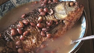 Canh cá chép đậu đỏ, dược thiện cho người huyết nhiệt