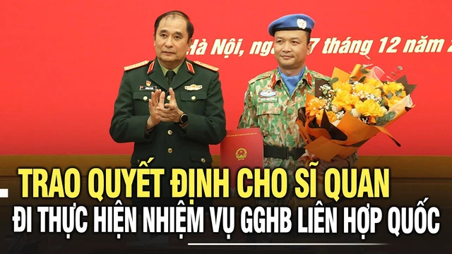 Trao quyết định cho sĩ quan đi thực hiện nhiệm vụ GGHB Liên Hợp Quốc