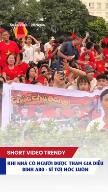 Khi nhà có người được tham gia diễu binh A80 - sĩ tới nóc luôn