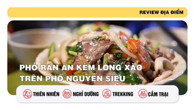 Phở rán ăn kèm lòng xào trên phố Nguyễn Siêu