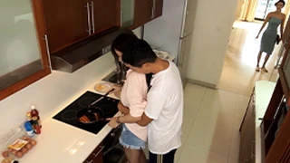 Vợ Và Tiểu Tam Cùng Chiến Nhau Ở Trong Nhà