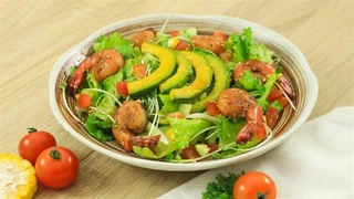 Salad tôm xốt chanh dây và sò điệp áp chảo hoa quả