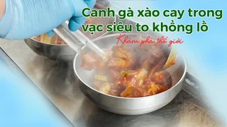 Canh gà xào cay trong vạc siêu to khổng lồ