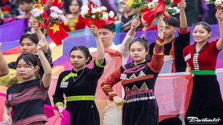 Hình ảnh chưa từng thấy: Vạn người đội mưa theo dõi Lễ Kỷ niệm 70 năm Chiến thắng Điện Biên Phủ