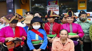 Hình ảnh chưa từng thấy: Vạn người đội mưa theo dõi Lễ Kỷ niệm 70 năm Chiến thắng Điện Biên Phủ (phần 1)