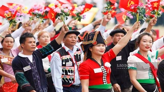 Hình ảnh chưa từng thấy: Vạn người đội mưa theo dõi Lễ Kỷ niệm 70 năm Chiến thắng Điện Biên Phủ (phần 2)
