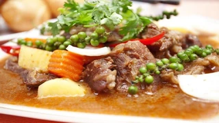Bí quyết nấu món bò lắc sốt tiêu xanh “bùng vị”, cả nhà ăn cực đã