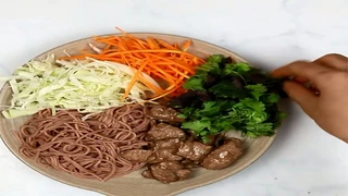 Món bún lứt trộn rau củ, nấm và thịt bò ăn cực lạ mà rất vừa miệng