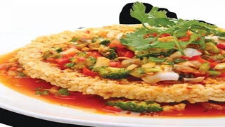 Cơm cháy sốt hải sản: Cơm giòn, sốt ngon, tự làm cực dễ đâu cần ra quán