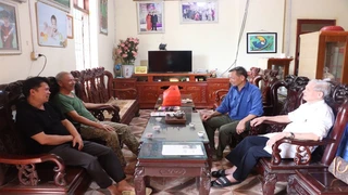 Bác sĩ quân y rơi nước mắt trên trường quay, kể lại những lần vào sinh ra tử ở lòng chảo Điện Biên (phần 1)