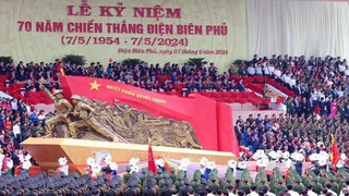 Cả nghìn người xúc động vẫy chào đoàn diễu binh, diễu hành kỷ niệm 70 năm chiến thắng Điện Biên Phủ (phần 1)