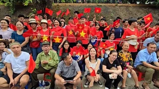 Dòng người hát vang “Việt Nam Hồ Chí Minh” trên đường phố Điện Biên trong ngày kỷ niệm đặc biệt (phần 6)
