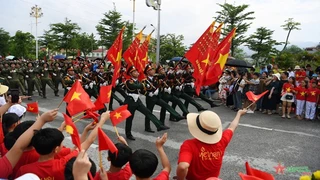 Dòng người hát vang “Việt Nam Hồ Chí Minh” trên đường phố Điện Biên trong ngày kỷ niệm đặc biệt (phần 7)