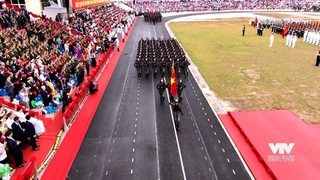 Góc nhìn diễu binh diễu hành từ buồng lái trực thăng tại thành phố Điện Biên Phủ