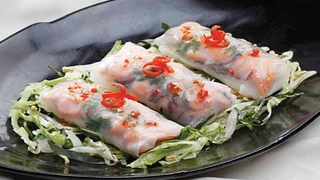 Hướng dẫn làm món bánh cuốn nhân cá hồi lạ miệng mà ngon tuyệt 