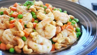 "Bất ngờ" với món tôm xào hạt điều giàu dinh dưỡng