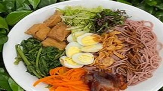 Món bún lứt trộn nấm, rau củ và thịt bò: Cực lạ, cực ngon!