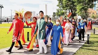 Tôn vinh áo dài trong cộng đồng