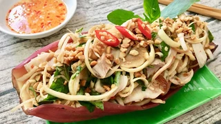 Hướng dẫn làm nộm gà hoa chuối giòn ngon