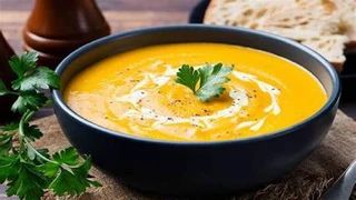 Bữa tối kiểu Âu ngon miệng với súp kem bí đỏ