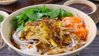 Thưởng thức phở gà trộn xì dầu đặc sản Hà Nội 