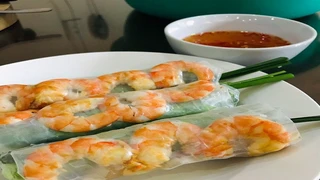 Cuốn tôm thịt chấm bỗng: Món ngon một thời vang bóng