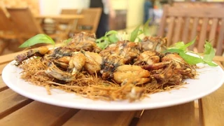 Học làm ếch chui rơm, dân dã hồn quê