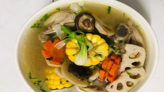 Trổ tài làm canh gà hầm củ sen cho ngày trời se lạnh 