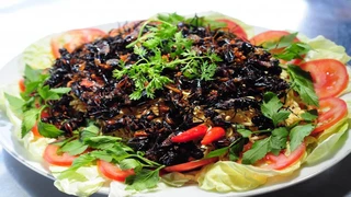 Thơm ngon món dế mèn xào sả ớt