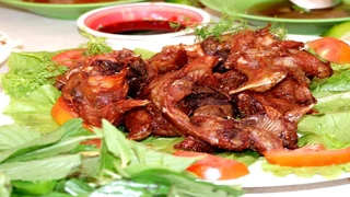 Món chim bồ câu sốt mắm