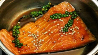 Cá hồi kho tiêu xanh – Món ngon giữ ấm cơ thể