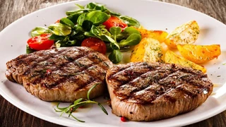 Hướng dẫn làm món bò bít tết sóng sánh sốt - phong cách Âu – Việt