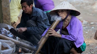 Vùng đất đặc biệt- Phụ nữ hút thuốc lào -điệu nghệ- hơn cả phái mạnh - VTC Now