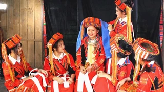 Gìn giữ nét đẹp trang phục truyền thống (phần 1)
