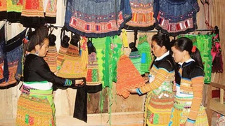 Gìn giữ nét đẹp trang phục truyền thống (phần 3)