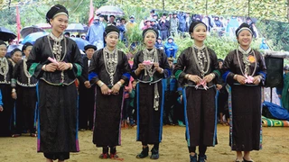 Gìn giữ nét đẹp trang phục truyền thống (phần 4)