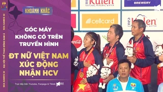 Cận cảnh khoảnh khắc ĐT nữ Việt Nam xúc động lên nhận tấm HCV lịch sử dưới lá cờ đỏ sao vàng (PHÂN 2)