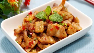 Lạ miệng với món tóp mỡ chiên mắm