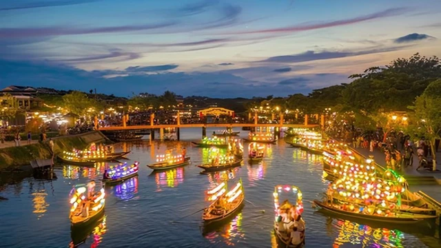 Thuyền gỗ trên sông Đoài - Hội An