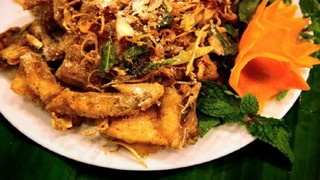 Hấp dẫn món gà Tiên Yên rang mắm