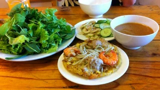 Về xứ thanh ăn món bánh khoái tép,chả tôm